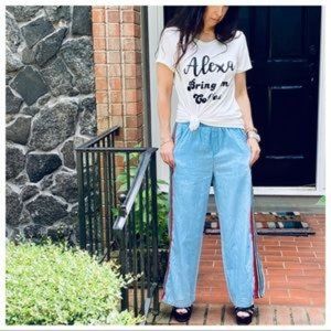 Lightweight wide legged jeans with side detail.